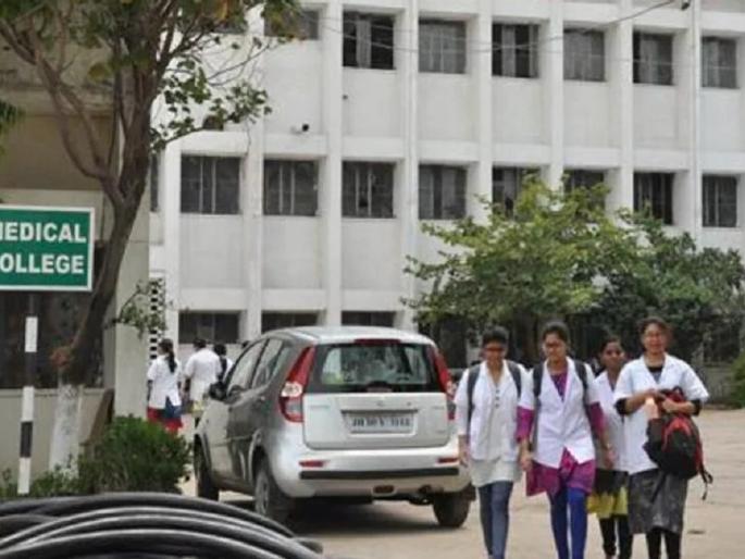 500 private colleges in the state do not want fee hike | राज्यातील ५०० खासगी कॉलेजांना फीवाढ नको 500 private colleges in the state do not want fee hike | राज्यातील ५०० खासगी कॉलेजांना फीवाढ नको