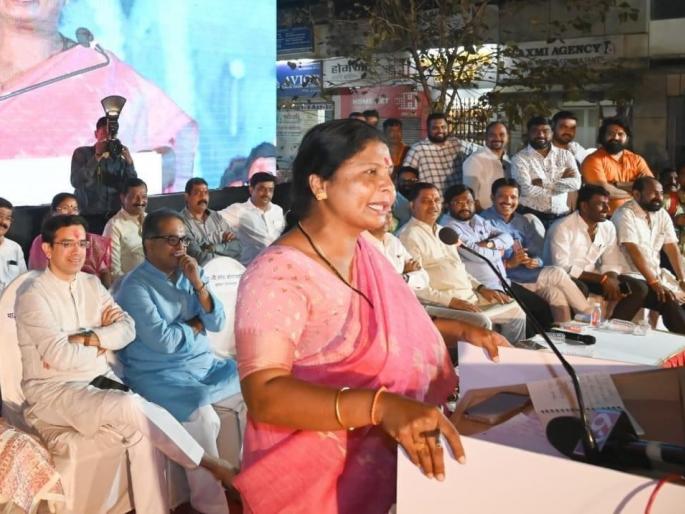 MLAs of the Eknath Shinde group are worried, explaining the gloom over political events by sushma andhare | शिंदे गटाच्या आमदारांची काळजी वाटतेय, राजकीय घडामोडींवर सुषमा अंधारेचा टोला MLAs of the Eknath Shinde group are worried, explaining the gloom over political events by sushma andhare | शिंदे गटाच्या आमदारांची काळजी वाटतेय, राजकीय घडामोडींवर सुषमा अंधारेचा टोला
