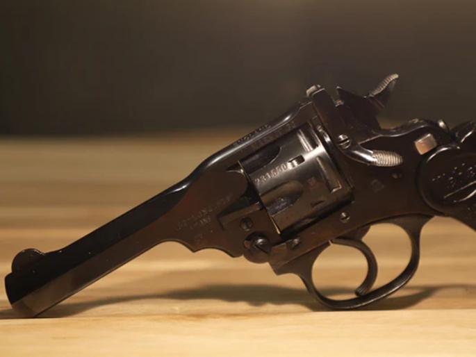 Company owner and three injured in firing while cleaning revolver in Thane | ठाण्यात रिव्हॉल्व्हरची साफसफाई करताना गोळीबार; कंपनी मालकासह तिघे जखमी Company owner and three injured in firing while cleaning revolver in Thane | ठाण्यात रिव्हॉल्व्हरची साफसफाई करताना गोळीबार; कंपनी मालकासह तिघे जखमी