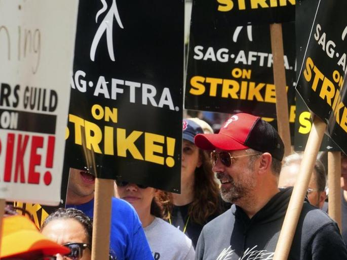 Strike Hollywood, hit the world fans! | जगभर - संप हॉलिवूडला, फटका जागतिक शौकिनांना! Strike Hollywood, hit the world fans! | जगभर - संप हॉलिवूडला, फटका जागतिक शौकिनांना!