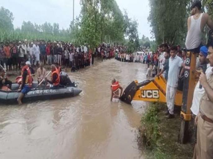 Tractor-trolley overturns in river; 9 people drowned, search for one is on in sahranpur UP | ट्रॅक्टर-ट्रॉली नदीत पलटी; ९ जणांचा बुडून मृत्यू, एकाचा शोध सुरू Tractor-trolley overturns in river; 9 people drowned, search for one is on in sahranpur UP | ट्रॅक्टर-ट्रॉली नदीत पलटी; ९ जणांचा बुडून मृत्यू, एकाचा शोध सुरू