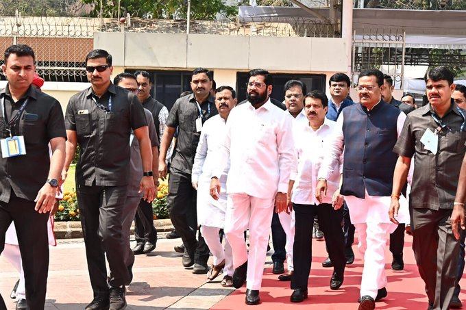 2 party MLAs like Athawale came there, laughter in the hall after Eknath Shinde says and Fadnavis said... | 'आठवलेंसारख्या पक्षाचे २ आमदार आले तिकडे', सभागृहात हशा अन् फडणवीस म्हणाले... 2 party MLAs like Athawale came there, laughter in the hall after Eknath Shinde says and Fadnavis said... | 'आठवलेंसारख्या पक्षाचे २ आमदार आले तिकडे', सभागृहात हशा अन् फडणवीस म्हणाले...