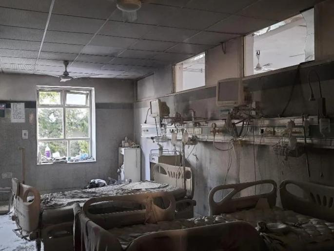 A fire broke out at Safdarganj Hospital in Delhi, evacuating 60 patients from the ICU | दिल्लीतील सफदरगंज रुग्णालयात लागली आग, ICU विभाग जळून खाक 