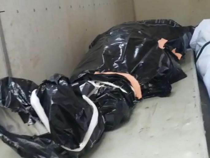 The body was tied in a garbage bag, defaced by the hospital administration in thane | शॉकींग ! मृतदेह चक्क कचऱ्याच्या पिशवीत बांधला, रुग्णालय प्रशासनाकडून विटंबना The body was tied in a garbage bag, defaced by the hospital administration in thane | शॉकींग ! मृतदेह चक्क कचऱ्याच्या पिशवीत बांधला, रुग्णालय प्रशासनाकडून विटंबना