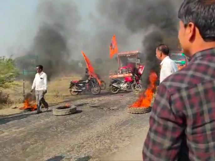 Give reservation only from OBC, protest by burning tires on the road in solapur | ओबीसीतूनच आरक्षण द्या; सोलापुरात रस्त्यावर टायर जाळून आंदोलन Give reservation only from OBC, protest by burning tires on the road in solapur | ओबीसीतूनच आरक्षण द्या; सोलापुरात रस्त्यावर टायर जाळून आंदोलन
