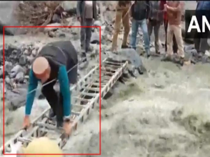 ... Minister for Tribal Development of himachal pradesh crossed a dangerous road on foot in flood | Video : ... अन् आदिवासी विकास मंत्र्यांनी हातावर चालत पार केला धोकादायक पूल