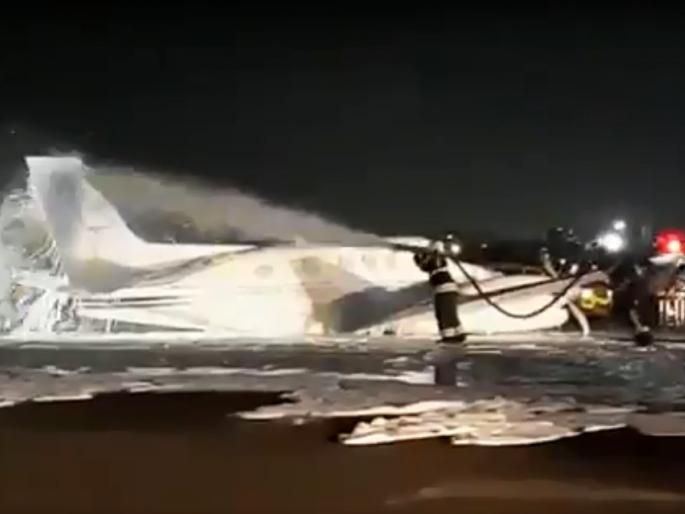 Emergency landing of a flight from Nagpur to Mumbai | Video : नागपूरहून उड्डाण केलेल्या विमानाचे मुंबईत इमर्जन्सी लँडींग Emergency landing of a flight from Nagpur to Mumbai | Video : नागपूरहून उड्डाण केलेल्या विमानाचे मुंबईत इमर्जन्सी लँडींग