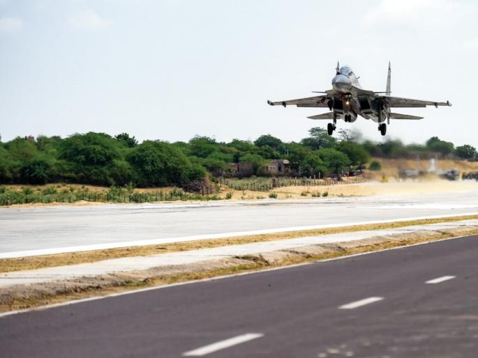 India's show of strength near the border with Pakistan | पाकिस्तानच्या सीमेजवळ भारताचे जाेरदार शक्तिप्रदर्शन India's show of strength near the border with Pakistan | पाकिस्तानच्या सीमेजवळ भारताचे जाेरदार शक्तिप्रदर्शन