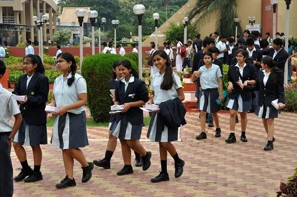Schools should not charge full fees, Supreme Court instructs | शाळांनी पूर्ण शुल्क घेऊ नये; सुप्रीम कोर्टाची सूचना Schools should not charge full fees, Supreme Court instructs | शाळांनी पूर्ण शुल्क घेऊ नये; सुप्रीम कोर्टाची सूचना