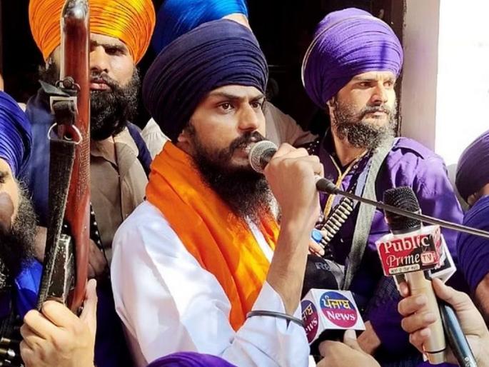 Amritpal's wide smile, who has been fighting the police for a month | पत्नीच्या चाैकशीनंतर आला दबावात, अमृतपालला अशी झाली अटक