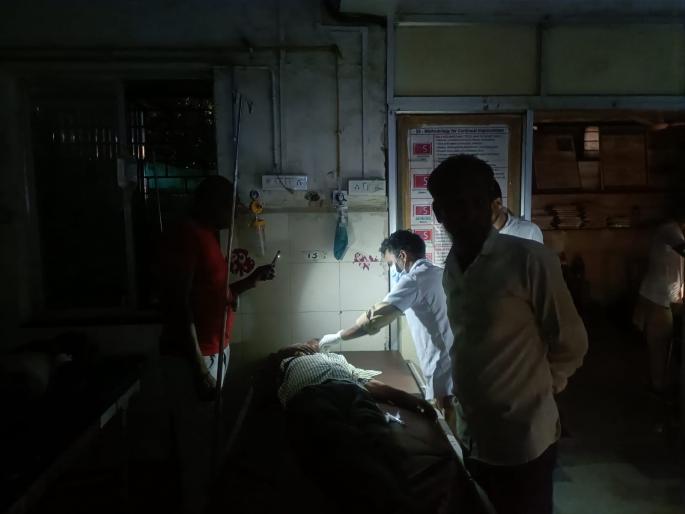 The transformer burned out, leaving Irwin sick for three hours | ट्रान्सफार्मर जळाले, बत्ती गुल; मोबाईलच्या उजेडात रुग्णांवर उपचार The transformer burned out, leaving Irwin sick for three hours | ट्रान्सफार्मर जळाले, बत्ती गुल; मोबाईलच्या उजेडात रुग्णांवर उपचार