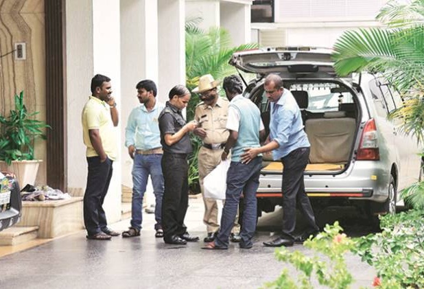 Raids on agriculture, textile companies, IT raids at 27 locations | कृषी, वस्त्रोद्योग कंपन्यांवर छापे, 27 ठिकाणी IT ची छापेमारी Raids on agriculture, textile companies, IT raids at 27 locations | कृषी, वस्त्रोद्योग कंपन्यांवर छापे, 27 ठिकाणी IT ची छापेमारी