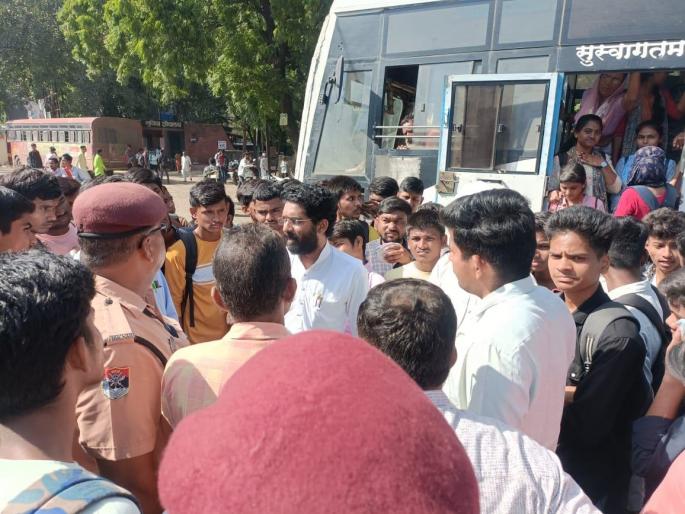 ST full of passengers stand for 3 hours in broad daylight, then what.. | ऐन सणासुदीत प्रवाशांनी भरलेली एसटी तब्बल ३ तास उन्हात उभी, मग काय.. ST full of passengers stand for 3 hours in broad daylight, then what.. | ऐन सणासुदीत प्रवाशांनी भरलेली एसटी तब्बल ३ तास उन्हात उभी, मग काय..