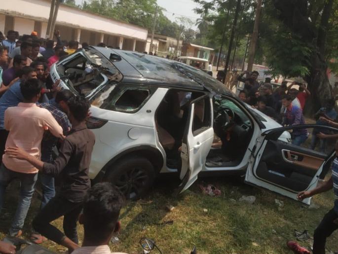 The MLA's car crushed the people, the angry mob washed the leader well in odisha prashant kumar jagdev | आमदाराच्या कारने लोकांना चिरडले, संतप्त जमावाने गाडी फोडली, नेत्यालाही धुतले The MLA's car crushed the people, the angry mob washed the leader well in odisha prashant kumar jagdev | आमदाराच्या कारने लोकांना चिरडले, संतप्त जमावाने गाडी फोडली, नेत्यालाही धुतले