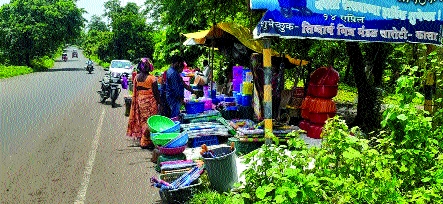 Shops set up by unemployed youth | बेरोजगार तरुणांनी थाटली दुकाने, रिक्षा, ट्रकचालकांची उपासमार Shops set up by unemployed youth | बेरोजगार तरुणांनी थाटली दुकाने, रिक्षा, ट्रकचालकांची उपासमार