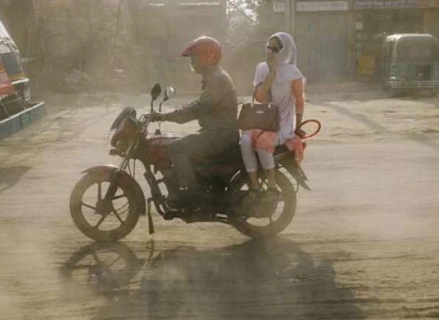 Anything for the JEE exam ... Dad took Leki on a bike and traveled 300 km in ranchi exam | JEE परीक्षेसाठी कायपण... लेकीला दुचाकीवर बसवून बापाने केला 300 किमीचा प्रवास Anything for the JEE exam ... Dad took Leki on a bike and traveled 300 km in ranchi exam | JEE परीक्षेसाठी कायपण... लेकीला दुचाकीवर बसवून बापाने केला 300 किमीचा प्रवास