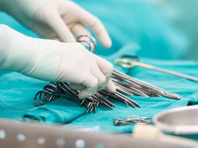 Instead of tongue operation, doctor circumcised the child, filed a police complaint in bareli UP | जीभेचं ऑपरेशन करण्याऐवजी डॉक्टरांनी मुलाची खतना केल्याचा आरोप; तक्रार दाखल Instead of tongue operation, doctor circumcised the child, filed a police complaint in bareli UP | जीभेचं ऑपरेशन करण्याऐवजी डॉक्टरांनी मुलाची खतना केल्याचा आरोप; तक्रार दाखल