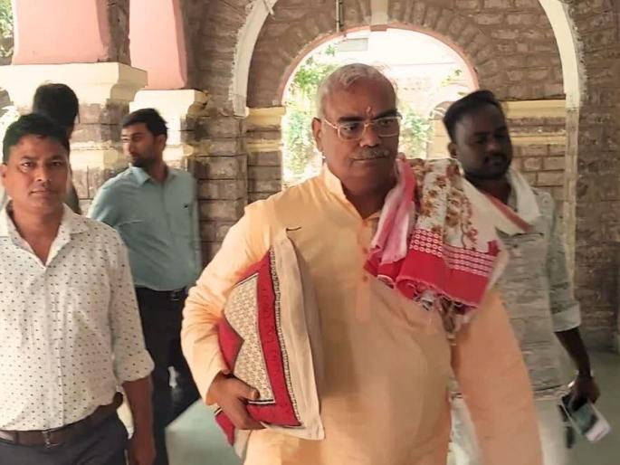 Collector came running to collector office with MLA bed and cover | आमदार अंथरुण-पांघरुण घेऊन थेट जिल्हाधिकारी कार्यालयात, कलेक्टर आले धावून Collector came running to collector office with MLA bed and cover | आमदार अंथरुण-पांघरुण घेऊन थेट जिल्हाधिकारी कार्यालयात, कलेक्टर आले धावून