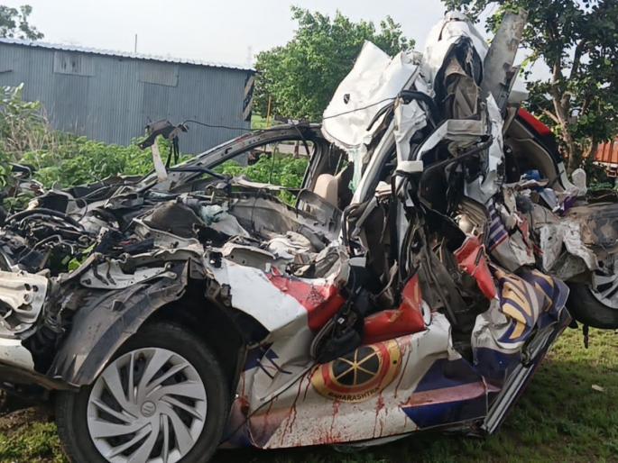 Police vehicle damaged in fierce collision, 2 policemen killed and 2 injured | भीषण धडकेत वाहनाचा चेंदामेंदा, पोलीस शिपायसह २ ठार, २ जखमी Police vehicle damaged in fierce collision, 2 policemen killed and 2 injured | भीषण धडकेत वाहनाचा चेंदामेंदा, पोलीस शिपायसह २ ठार, २ जखमी