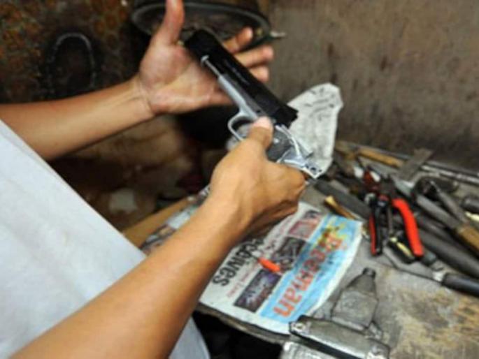 At Shirpur, two people were caught with country-made pistols and cartridges | देशी बनावटीच पिस्तुल अन् काडतुसासह दोघांना पकडले, पोलिसांची कारवाई At Shirpur, two people were caught with country-made pistols and cartridges | देशी बनावटीच पिस्तुल अन् काडतुसासह दोघांना पकडले, पोलिसांची कारवाई