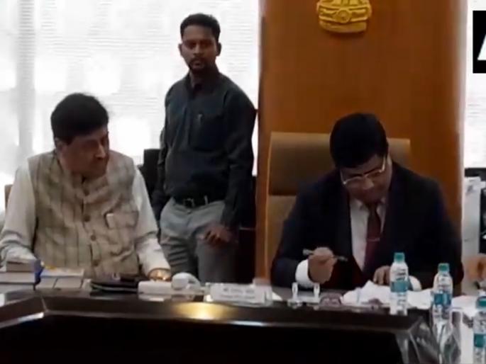 "Today Who Matters Where"; Ashok Chavan's reply to the journalist after the candidature application | "आज कोण कुठे हे महत्त्वाचं"; उमेदवारी अर्जानंतर अशोक चव्हाणांचं पत्रकाराला उत्तर "Today Who Matters Where"; Ashok Chavan's reply to the journalist after the candidature application | "आज कोण कुठे हे महत्त्वाचं"; उमेदवारी अर्जानंतर अशोक चव्हाणांचं पत्रकाराला उत्तर