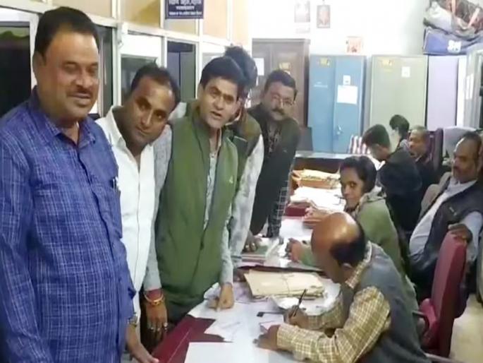 Lakhs were bet on this constituency of madhya pradesh chhindwada; The winner donated the check to the Goshala | 'या' लढतीवर लागली होती लाखांची पैज; १ लाख जिंकणाऱ्याने दाखवलं मोठं मन Lakhs were bet on this constituency of madhya pradesh chhindwada; The winner donated the check to the Goshala | 'या' लढतीवर लागली होती लाखांची पैज; १ लाख जिंकणाऱ्याने दाखवलं मोठं मन