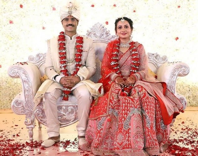 IAS Riya Dabi married to IPS Manoj; An entire family with an officer's house | IAS रिया डाबीचं IPS मनोज यांच्याशी लग्न; कुटुंबात आजोबांपासून सर्वजण सनदी अधिकारी IAS Riya Dabi married to IPS Manoj; An entire family with an officer's house | IAS रिया डाबीचं IPS मनोज यांच्याशी लग्न; कुटुंबात आजोबांपासून सर्वजण सनदी अधिकारी