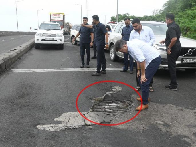 Jitendra Awhad: As soon as he left the ministry, Jitendra Awhad got angry on the road, seeing the sticks on the bypass road of mumbra | Jitendra Awhad: मंत्रीपद जाताच आव्हाड रस्त्यावर, बायपासवरील खड्डे अन् सळया पाहून संतापले Jitendra Awhad: As soon as he left the ministry, Jitendra Awhad got angry on the road, seeing the sticks on the bypass road of mumbra | Jitendra Awhad: मंत्रीपद जाताच आव्हाड रस्त्यावर, बायपासवरील खड्डे अन् सळया पाहून संतापले