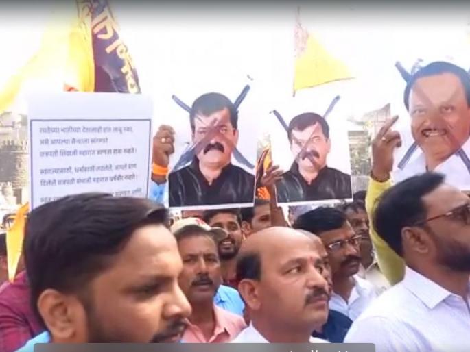 Anger against Ajit Pawar and Awha, sloganeering by tearing the poster with black rope | अजित पवार अन् आव्हाडांविरुद्ध संताप; काळे फासून, पोस्टर फाडून घोषणाबाजी Anger against Ajit Pawar and Awha, sloganeering by tearing the poster with black rope | अजित पवार अन् आव्हाडांविरुद्ध संताप; काळे फासून, पोस्टर फाडून घोषणाबाजी