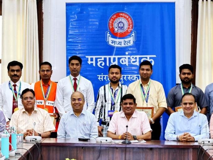 Awarded to 9 railway employees who avoided accidents by showing conscientiousness in nagpur | कर्तव्यतत्परता दाखवून अपघात टाळणाऱ्या ९ रेल्वे कर्मचाऱ्यांना पुरस्कार Awarded to 9 railway employees who avoided accidents by showing conscientiousness in nagpur | कर्तव्यतत्परता दाखवून अपघात टाळणाऱ्या ९ रेल्वे कर्मचाऱ्यांना पुरस्कार