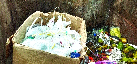 Corona organic waste thrown in the trash | कचराकुंडीत फेकला कोरोनाचा जैविक कचरा Corona organic waste thrown in the trash | कचराकुंडीत फेकला कोरोनाचा जैविक कचरा