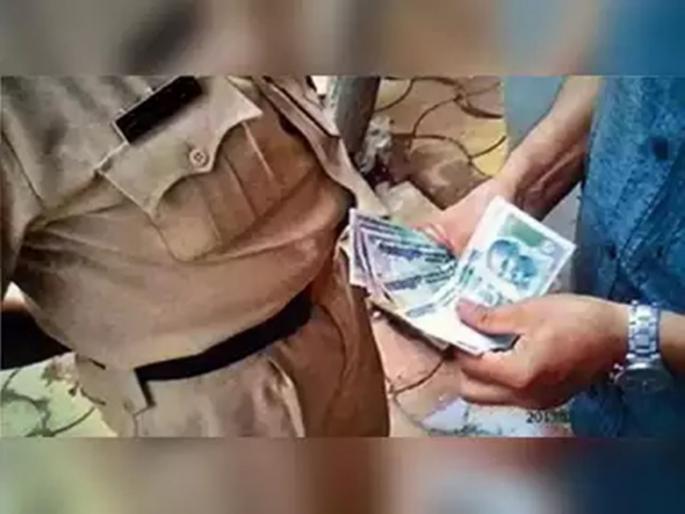 A bribe of one and a half lakhs was demanded to return the car in the accident in pune | अपघातातील गाडी परत करण्यासाठी दीड लाखांची लाच; पहाटे २ वाजता पकडले A bribe of one and a half lakhs was demanded to return the car in the accident in pune | अपघातातील गाडी परत करण्यासाठी दीड लाखांची लाच; पहाटे २ वाजता पकडले