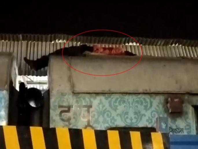 It's amazing to hear... Train's 'Humsafar Express'; 400 km journey sleeping on the roof of train in delhi to kanpoor | ऐकावं ते नवल... ट्रेनचा असाही 'हमसफर'; छतावर झोपून तब्बल ४०० किमी प्रवास It's amazing to hear... Train's 'Humsafar Express'; 400 km journey sleeping on the roof of train in delhi to kanpoor | ऐकावं ते नवल... ट्रेनचा असाही 'हमसफर'; छतावर झोपून तब्बल ४०० किमी प्रवास