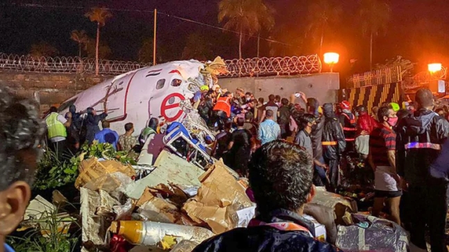 The 190-passenger plane skidded off the runway while landing, splitting the front end in two | 'Air India Plane Crash' : १९० प्रवाशांचे विमान उतरताना रनवेवरून घसरले, 21 जणांचा मृत्यू, अनेक जण जखमी The 190-passenger plane skidded off the runway while landing, splitting the front end in two | 'Air India Plane Crash' : १९० प्रवाशांचे विमान उतरताना रनवेवरून घसरले, 21 जणांचा मृत्यू, अनेक जण जखमी