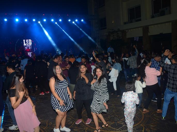 Welcome New Year in Jalgaon; The DJ, the music team got the attention, the youth was bewildered | जळगावात नववर्षाचे जल्लोषात स्वागत; डीजे, संगीत पथकाने वेधले लक्ष, तरुणाई बेधुंद Welcome New Year in Jalgaon; The DJ, the music team got the attention, the youth was bewildered | जळगावात नववर्षाचे जल्लोषात स्वागत; डीजे, संगीत पथकाने वेधले लक्ष, तरुणाई बेधुंद
