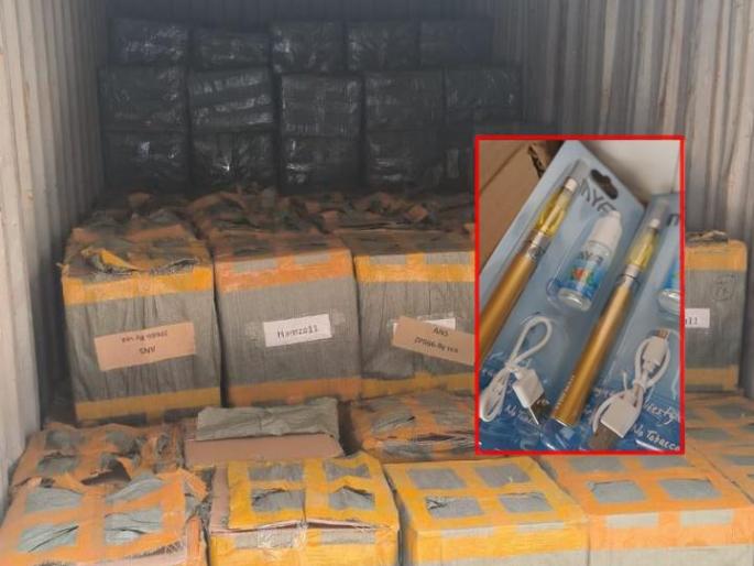 Water bottles, belts and buckles were shown, but ``e-cigarettes'' worth 3 crores were left. | दाखवल्या पाण्याच्या बॅाटल, बेल्ट अन् बक्कल; पण निघाल्या 3 कोटींच्या 'ई-सिगारेट'