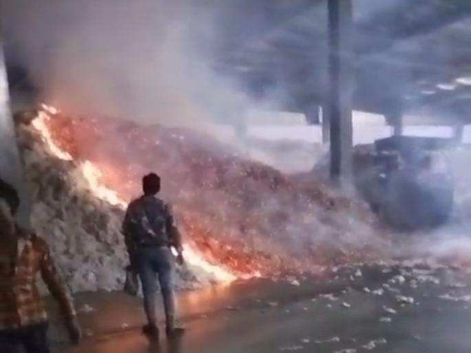 A terrible fire at a ginning-pressing factory; Fortunately 25 laborers survived, Cotton, Sarki Khak | जिनिंग-प्रेसिंग फॅक्टरीला भीषण आग; सुदैवाने २५ मजूर बचावले, कापूस, सरकी खाक A terrible fire at a ginning-pressing factory; Fortunately 25 laborers survived, Cotton, Sarki Khak | जिनिंग-प्रेसिंग फॅक्टरीला भीषण आग; सुदैवाने २५ मजूर बचावले, कापूस, सरकी खाक