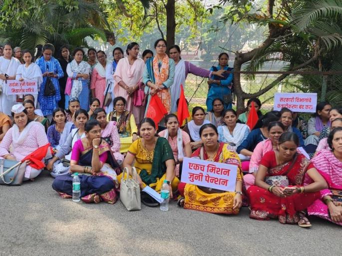 Government employees went on indefinite strike to enforce old pension | जुनी पेन्शन लागू करण्यासाठी सरकारी कर्मचारी गेले बेमुदत संपावर Government employees went on indefinite strike to enforce old pension | जुनी पेन्शन लागू करण्यासाठी सरकारी कर्मचारी गेले बेमुदत संपावर