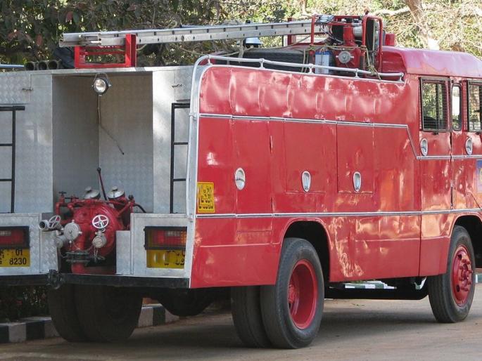 A fire caused by a short circuit destroys household materials | शॉर्टसर्किटमुळे लागलेल्या आगीत घरातील साहित्य खाक A fire caused by a short circuit destroys household materials | शॉर्टसर्किटमुळे लागलेल्या आगीत घरातील साहित्य खाक