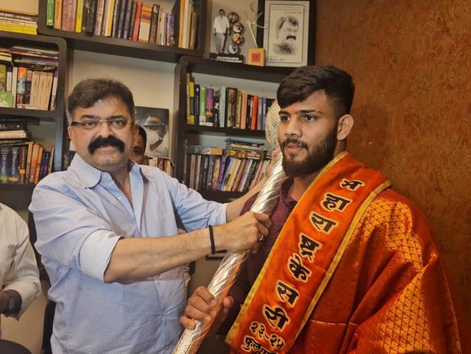 'Maharashtra Kesari' Sikandar shaikh meets Jitendra Awhad; MLAs gave word to Pailwan | 'महाराष्ट्र केसरी' सिकंदरने घेतली आव्हाडांची भेट; आमदारांनी पैलवानास दिला शब्द 'Maharashtra Kesari' Sikandar shaikh meets Jitendra Awhad; MLAs gave word to Pailwan | 'महाराष्ट्र केसरी' सिकंदरने घेतली आव्हाडांची भेट; आमदारांनी पैलवानास दिला शब्द
