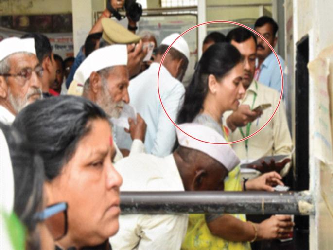 Only the Union Health Minister did not get the calcium pill in osmanabad | खेळखंडोबा... केंद्रीय आरोग्यमंत्र्यांनाच मिळाली नाही कॅल्शियमची गोळी Only the Union Health Minister did not get the calcium pill in osmanabad | खेळखंडोबा... केंद्रीय आरोग्यमंत्र्यांनाच मिळाली नाही कॅल्शियमची गोळी