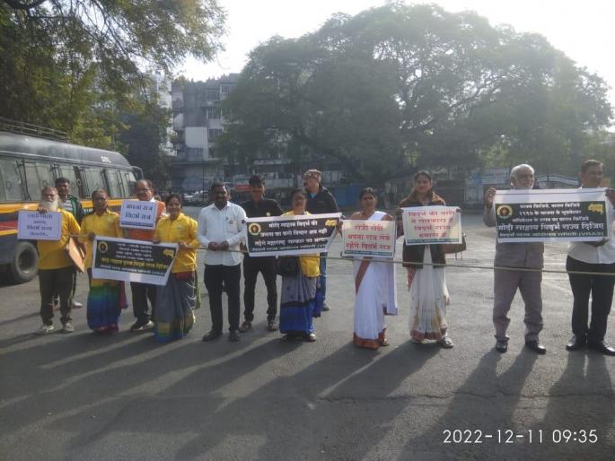 50 feet away and only 11 people in nagpur modi visit, the independent Vidarbha protestors were pre-empted by the police | ५० फूट दूर अन् फक्त ११ जण, स्वतंत्र विदर्भच्या आंदोलकांना पोलिसांची अगोदरच तंबी 50 feet away and only 11 people in nagpur modi visit, the independent Vidarbha protestors were pre-empted by the police | ५० फूट दूर अन् फक्त ११ जण, स्वतंत्र विदर्भच्या आंदोलकांना पोलिसांची अगोदरच तंबी