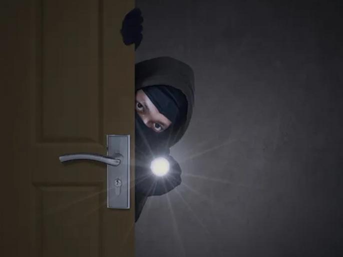 Lumpas, an iron material kept in a sheet shed; Taking the opportunity, the thief washed his hands | पत्र्याच्या शेडमध्ये ठेवलेले लोखंडी साहित्य लंपास; संधी साधून चोरट्याने केली हातसफाई Lumpas, an iron material kept in a sheet shed; Taking the opportunity, the thief washed his hands | पत्र्याच्या शेडमध्ये ठेवलेले लोखंडी साहित्य लंपास; संधी साधून चोरट्याने केली हातसफाई