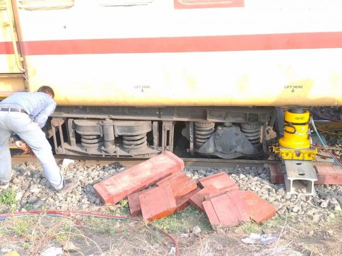 The wheels of the Kisan Railway slipped off the tracks, causing traffic congestion | किसान रेल्वेची चाके लोहमार्गावरून घसरली, वाहतूक खोळंबली The wheels of the Kisan Railway slipped off the tracks, causing traffic congestion | किसान रेल्वेची चाके लोहमार्गावरून घसरली, वाहतूक खोळंबली