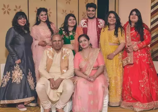 What's the matter ... 3 out of 5 girls in the family have passed UPSC and 2 are engineers in uttar pradesh bareli | क्या बात है...  कुटुंबात 5 मुली, 3 IAS-IRS अधिकारी तर 2 इंजिनिअर What's the matter ... 3 out of 5 girls in the family have passed UPSC and 2 are engineers in uttar pradesh bareli | क्या बात है...  कुटुंबात 5 मुली, 3 IAS-IRS अधिकारी तर 2 इंजिनिअर