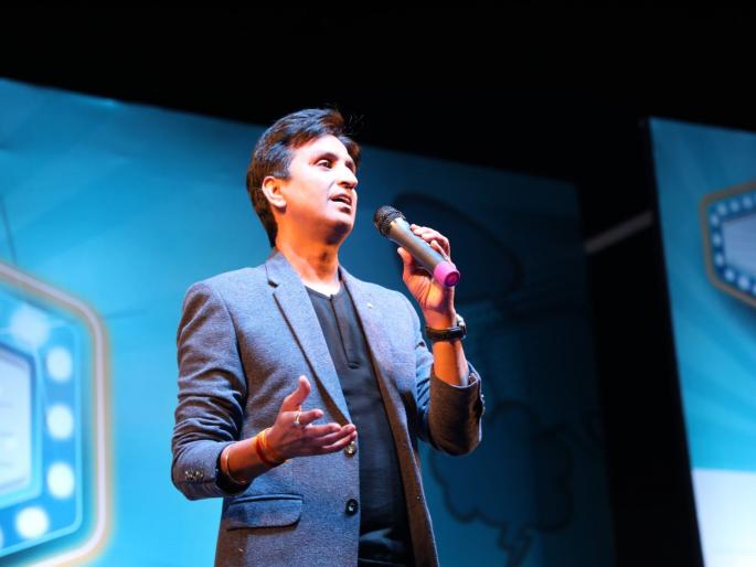 Dr beaten up by Kumar Vishwas' security guard; The poet tweeted about incident | कुमार विश्वास यांच्या सुरक्षा रक्षकाकडून डॉक्टरास मारहाण?; कवि महोदयांनीही केलं ट्विट Dr beaten up by Kumar Vishwas' security guard; The poet tweeted about incident | कुमार विश्वास यांच्या सुरक्षा रक्षकाकडून डॉक्टरास मारहाण?; कवि महोदयांनीही केलं ट्विट