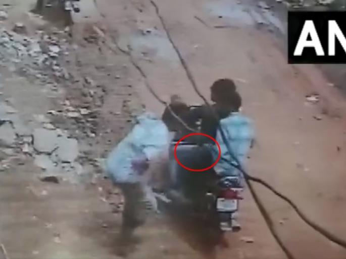 Shocking !Director of coaching classes shot by student himself in madhyapradesh muraina | Video: धक्कादायक !कोचिंग क्लासेसच्या संचालकांवर विद्यार्थ्यानेच झाडली गोळी Shocking !Director of coaching classes shot by student himself in madhyapradesh muraina | Video: धक्कादायक !कोचिंग क्लासेसच्या संचालकांवर विद्यार्थ्यानेच झाडली गोळी