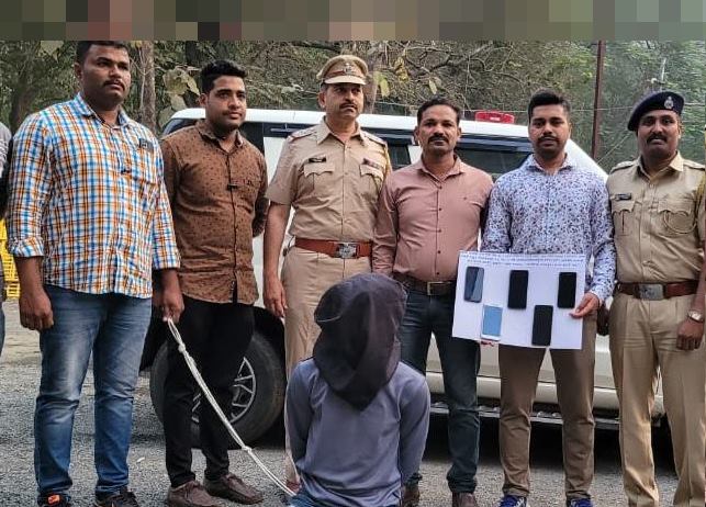 The inn criminal who escaped after the arrest was arrested, the police were turned to the forest in mandvi nalasopara | अटकेनंतर फरार झालेल्या सराईत गुन्हेगाराला अटक, पोलिसांना फिरवलं जंगल The inn criminal who escaped after the arrest was arrested, the police were turned to the forest in mandvi nalasopara | अटकेनंतर फरार झालेल्या सराईत गुन्हेगाराला अटक, पोलिसांना फिरवलं जंगल