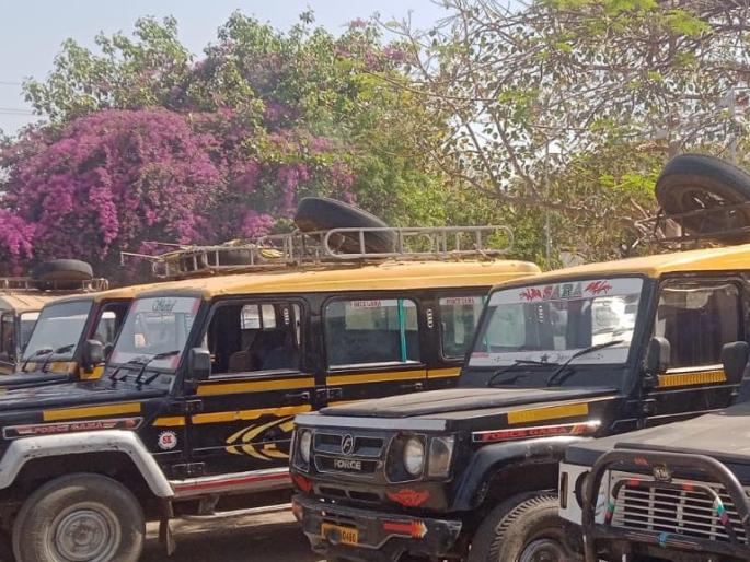 Thieves clean hands in Kalipili vehicle; The woman's jewelry was removed | कालीपिली वाहनात चोरट्यांची हातसफाई; महिलेचे दागिने लांबविले Thieves clean hands in Kalipili vehicle; The woman's jewelry was removed | कालीपिली वाहनात चोरट्यांची हातसफाई; महिलेचे दागिने लांबविले