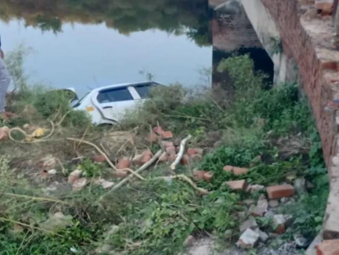 A car carrying a sick woman fell into a valley, killing 5 people in kasganj | आजारी महिलेला घेऊन निघाली कार, घाटानजीक कालव्यात कोसळून ५ जण ठार
